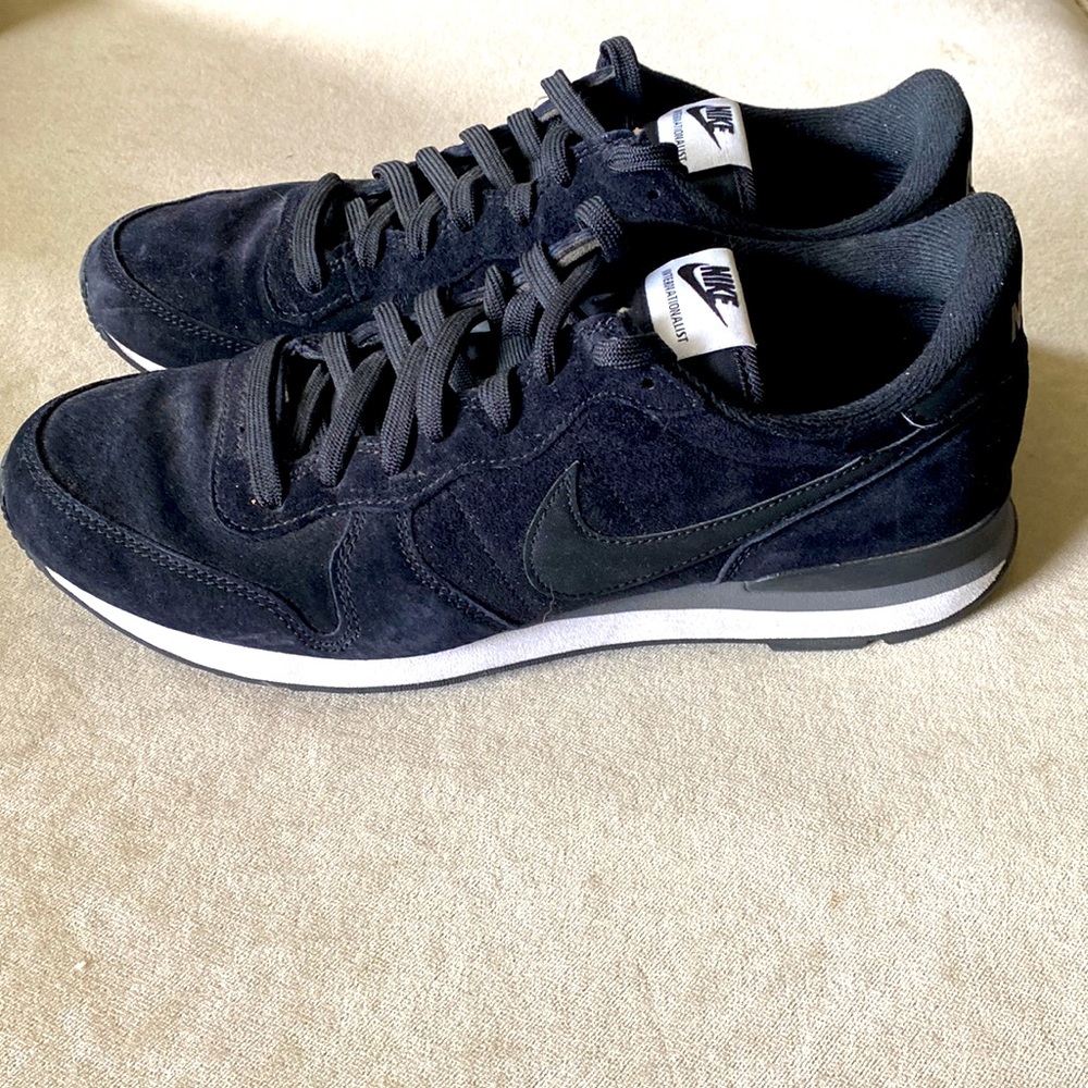 Nike Men’s Internationalist Size 9.5 Black Suede..ONLY WORN INDOORS…